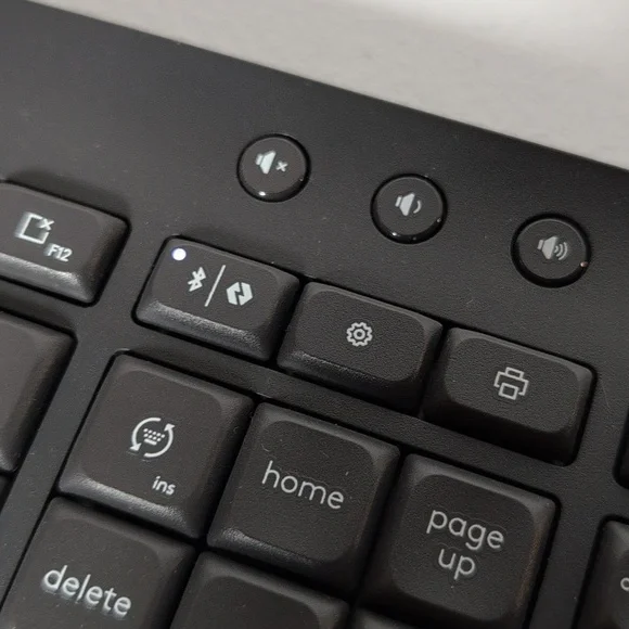 Logitech Wireless Keyboard - Dark Gray - Picture 3 of 5